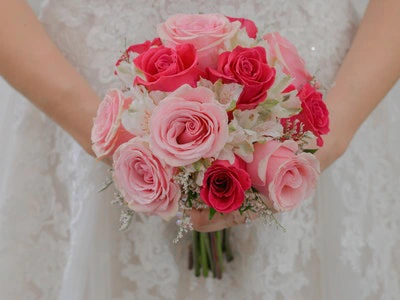 Lush 12 rose bouquet of pink and hot pink roses for a wedding