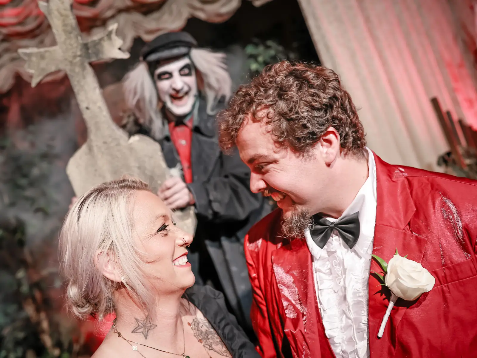 beetlejuice-officiant-wedding-ceremony-couple-smiling