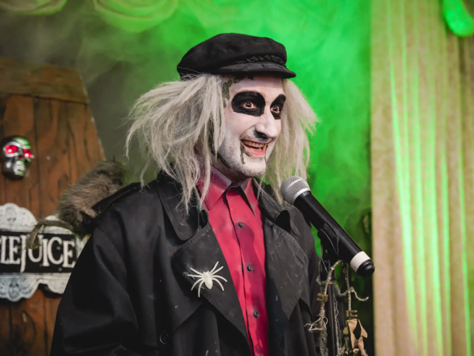 beetlejuice-wedding-officiant-green-lighting-las-vegas