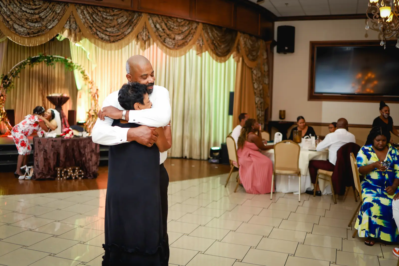 Groom embracing his mother on the dance floor at a Las Vegas wedding reception
